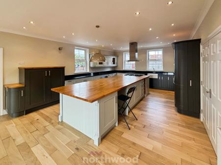 6 bedroom Detached house for sale in Main Street, Hatfield Woodhouse, Doncaster, DN7