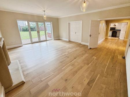 6 bedroom Detached house for sale in Main Street, Hatfield Woodhouse, Doncaster, DN7