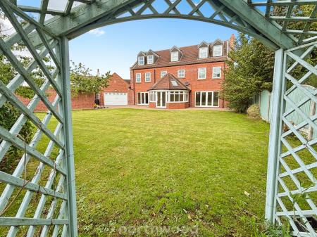 6 bedroom Detached house for sale in Main Street, Hatfield Woodhouse, Doncaster, DN7
