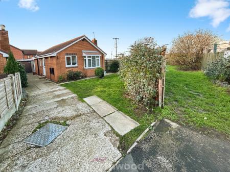 2 bedroom Bungalow for sale in Homestead Garth, Hatfield, Doncaster, DN7