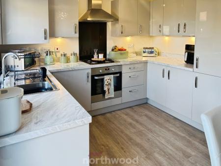 3 bedroom Semi-detached house for sale in Saxon Avenue Hatfield, Hatfield, Doncaster, DN7