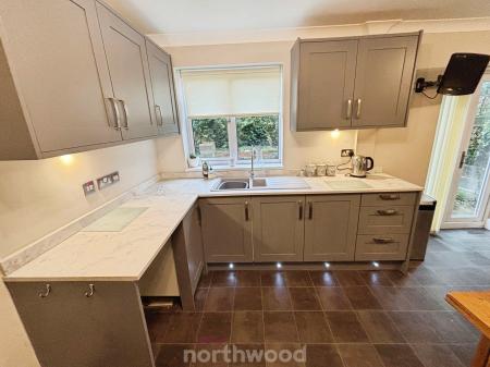 3 bedroom Semi-detached house for sale in Oldfield Crescent, Stainforth, Doncaster, DN7