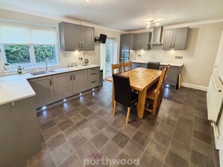 3 bedroom Semi-detached house for sale in Oldfield Crescent, Stainforth, Doncaster, DN7