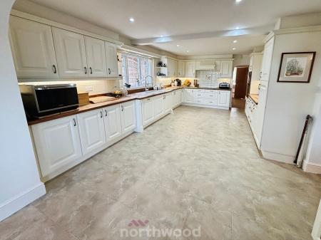 4 bedroom Bungalow for sale in Braithwaite Lane, Braithwaite, Doncaster, DN7