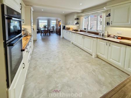 4 bedroom Bungalow for sale in Braithwaite Lane, Braithwaite, Doncaster, DN7