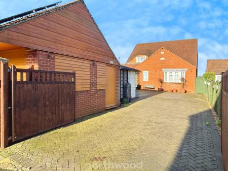 4 bedroom Bungalow for sale in Braithwaite Lane, Braithwaite, Doncaster, DN7