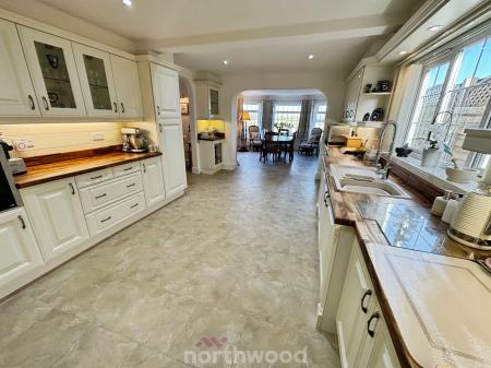 4 bedroom Bungalow for sale in Braithwaite Lane, Braithwaite, Doncaster, DN7