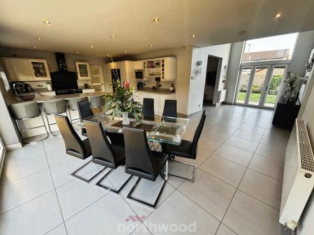 6 bedroom Detached house for sale in St Georges Avenue, Dunsville, Doncaster, DN7