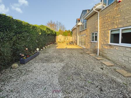 6 bedroom Detached house for sale in St Georges Avenue, Dunsville, Doncaster, DN7