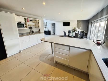 6 bedroom Detached house for sale in St Georges Avenue, Dunsville, Doncaster, DN7