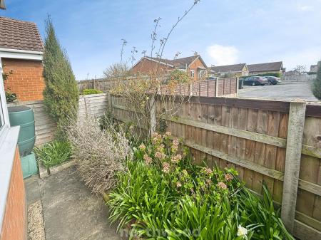 2 bedroom Bungalow for sale in Homestead Garth, Hatfield, Doncaster, DN7