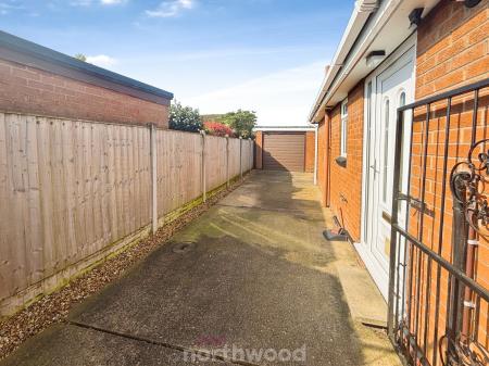 2 bedroom Bungalow for sale in Homestead Garth, Hatfield, Doncaster, DN7