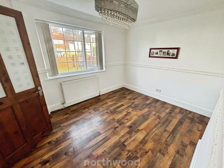 3 bedroom Semi-detached house to let in Broadway, Dunscroft, Doncaster, DN7