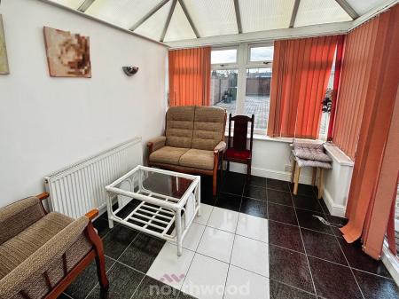 3 bedroom Semi-detached house to let in Broadway, Dunscroft, Doncaster, DN7