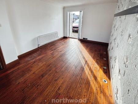 3 bedroom Semi-detached house to let in Broadway, Dunscroft, Doncaster, DN7