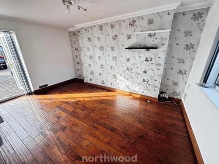 3 bedroom Semi-detached house to let in Broadway, Dunscroft, Doncaster, DN7