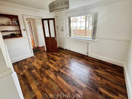 3 bedroom Semi-detached house to let in Broadway, Dunscroft, Doncaster, DN7