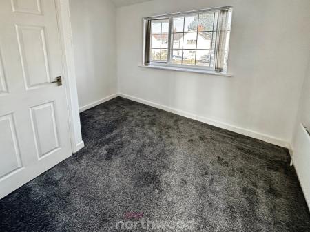 3 bedroom Semi-detached house to let in Broadway, Dunscroft, Doncaster, DN7