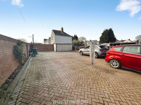 3 bedroom Semi-detached house to let in Broadway, Dunscroft, Doncaster, DN7