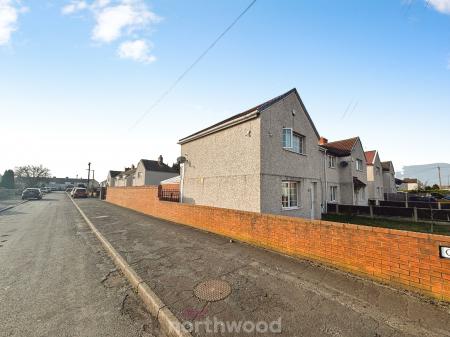 3 bedroom Semi-detached house to let in Broadway, Dunscroft, Doncaster, DN7