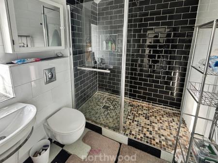 3 bedroom Semi-detached house to let in Broadway, Dunscroft, Doncaster, DN7