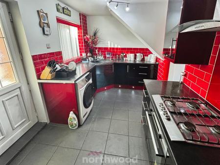 3 bedroom Semi-detached house to let in Broadway, Dunscroft, Doncaster, DN7