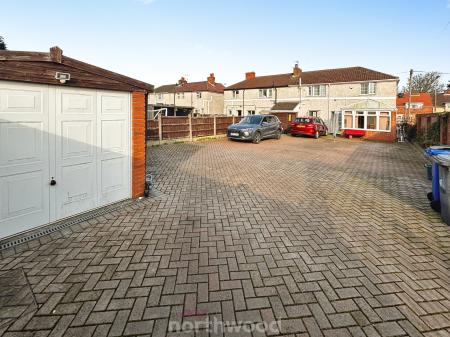 3 bedroom Semi-detached house to let in Broadway, Dunscroft, Doncaster, DN7