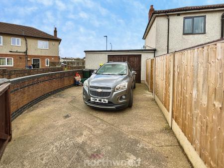 4 bedroom Semi-detached house for sale in Princess Avenue, Stainforth, Doncaster, DN7