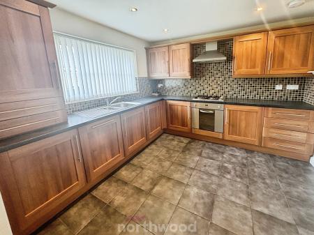 3 bedroom Town house for sale in Lord Porter Ave, Stainforth, Doncaster, DN7