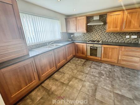 3 bedroom Town house for sale in Lord Porter Ave, Stainforth, Doncaster, DN7