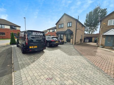 3 bedroom Detached house for sale in Hoddesdon Crescent, Dunscroft, Doncaster, DN7