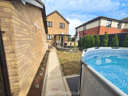 3 bedroom Detached house for sale in Hoddesdon Crescent, Dunscroft, Doncaster, DN7