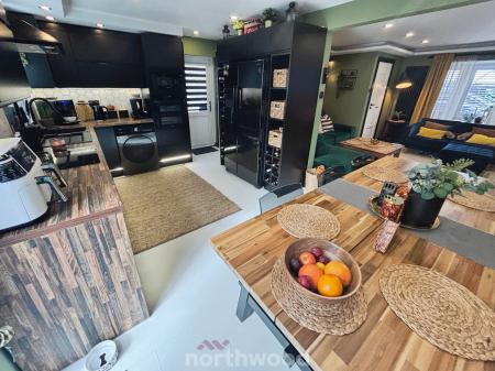 3 bedroom Detached house for sale in Hoddesdon Crescent, Dunscroft, Doncaster, DN7