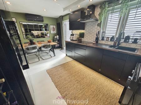 3 bedroom Detached house for sale in Hoddesdon Crescent, Dunscroft, Doncaster, DN7