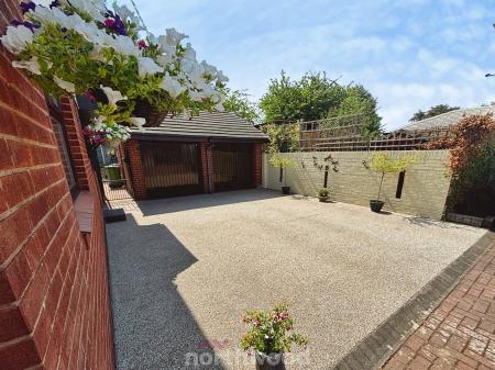 4 bedroom Detached house for sale in Broadwater Drive, Dunscroft, Doncaster, DN7