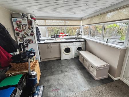 4 bedroom Detached house for sale in Broadwater Drive, Dunscroft, Doncaster, DN7