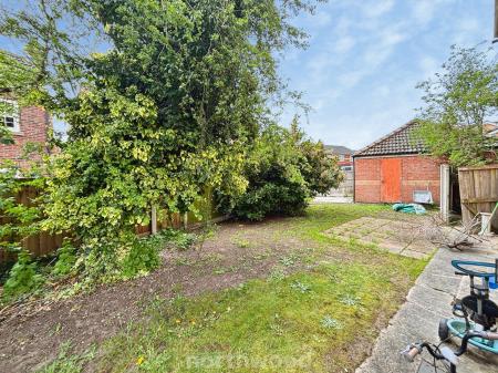 4 bedroom Detached house for sale in Highfield Close, Dunscroft, Doncaster, DN7