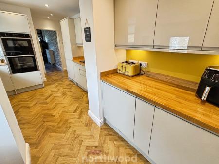 3 bedroom Detached house for sale in Grange Avenue, Doncaster, Doncaster, DN7