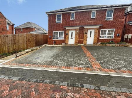 3 bedroom Semi-detached house to let in Farmhouse Drive, Hatfield, Doncaster, DN7
