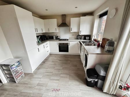 3 bedroom Semi-detached house to let in Farmhouse Drive, Hatfield, Doncaster, DN7