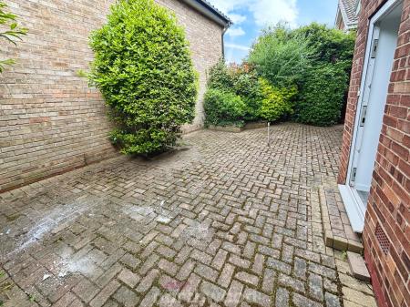 4 bedroom Detached house for sale in Roseberry Avenue, Hatfield, Doncaster, DN7