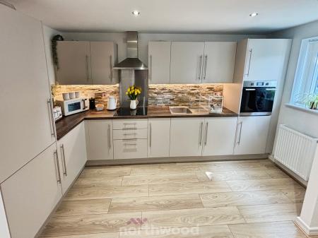 2 bedroom Detached house for sale in Viking Way, Doncaster, DN7