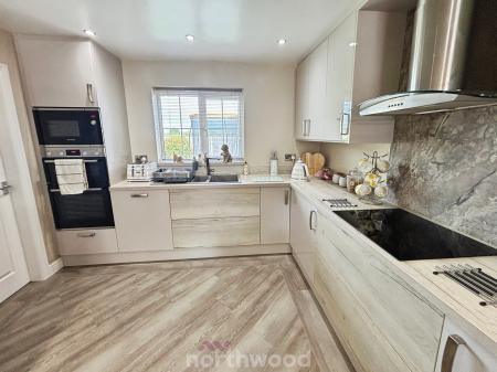 4 bedroom Detached house for sale in Lord Porter Ave, Stainforth, Doncaster, DN7