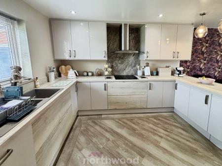 4 bedroom Detached house for sale in Lord Porter Ave, Stainforth, Doncaster, DN7