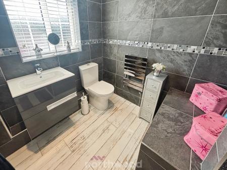 4 bedroom Detached house for sale in Lord Porter Ave, Stainforth, Doncaster, DN7
