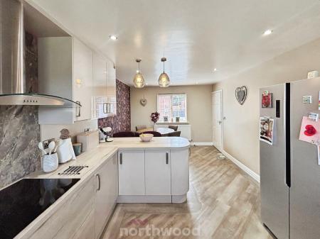 4 bedroom Detached house for sale in Lord Porter Ave, Stainforth, Doncaster, DN7
