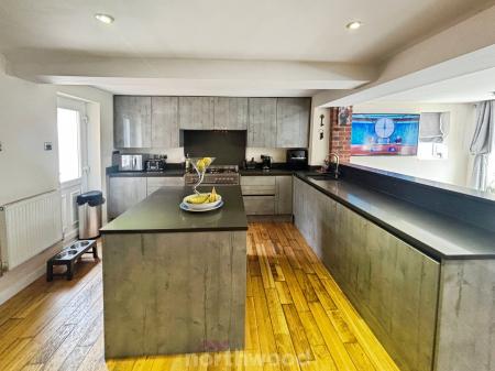 4 bedroom Detached house for sale in St Marys Drive, Dunsville, Doncaster, DN7