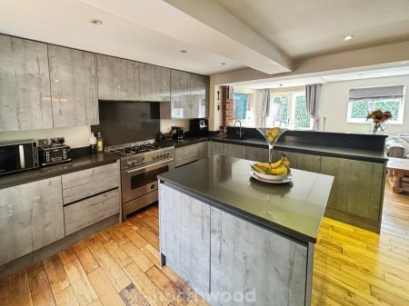 4 bedroom Detached house for sale in St Marys Drive, Dunsville, Doncaster, DN7