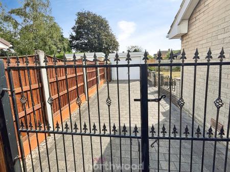2 bedroom Bungalow for sale in Brockenhurst Road, Doncaster, DN7