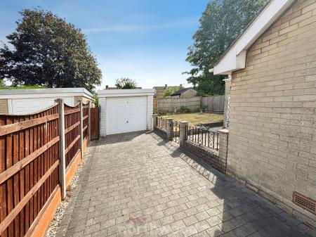 2 bedroom Bungalow for sale in Brockenhurst Road, Doncaster, DN7